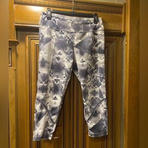 ZELLA Capri Cropped Leggings Size Medium